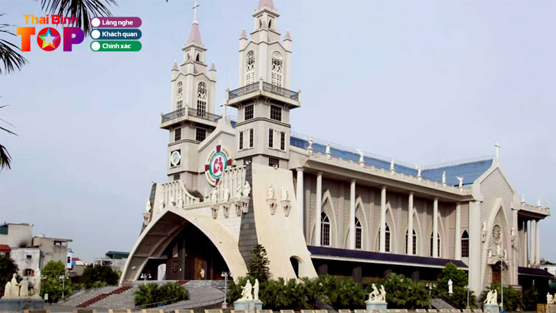 nha-tho-chinh-toa-thai-binh-an-tuong-ngay-voi-kien-truc-doc-dao-thaibinhtoplist