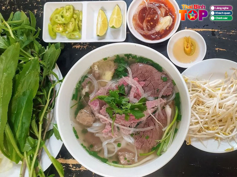 Huong-dan-lua-chon-va-meo-trai-nghiem-quan-pho-ngon-tu-dan-ban-dia-thaibinhtoplist
