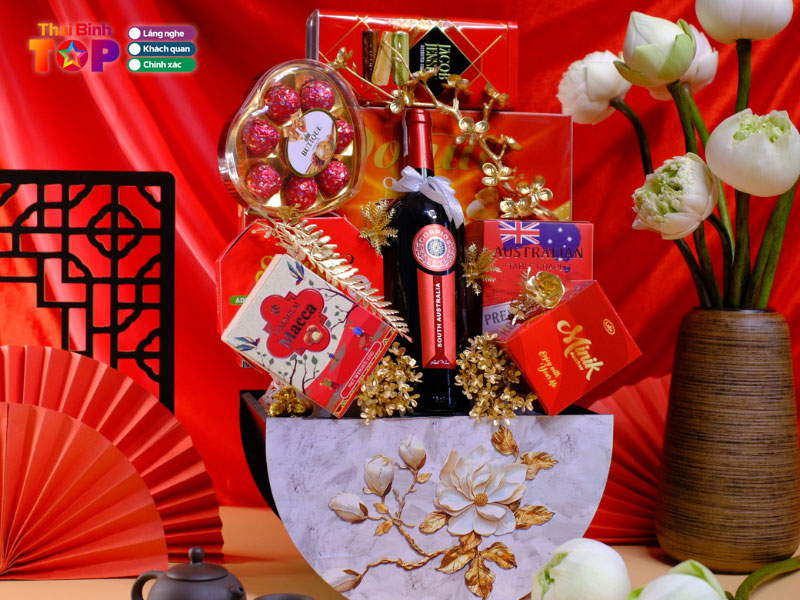 Gio-qua-tet-ruou-vang-van-luon-dan-dau-xu-huong-bieu-tang-2026-thaibinhtoplist