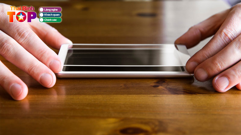 Top-10-dia-chi-ep-kinh-dien-thoai-thai-binh-sua-nhanh-gia-tot-thaibinhtoplist