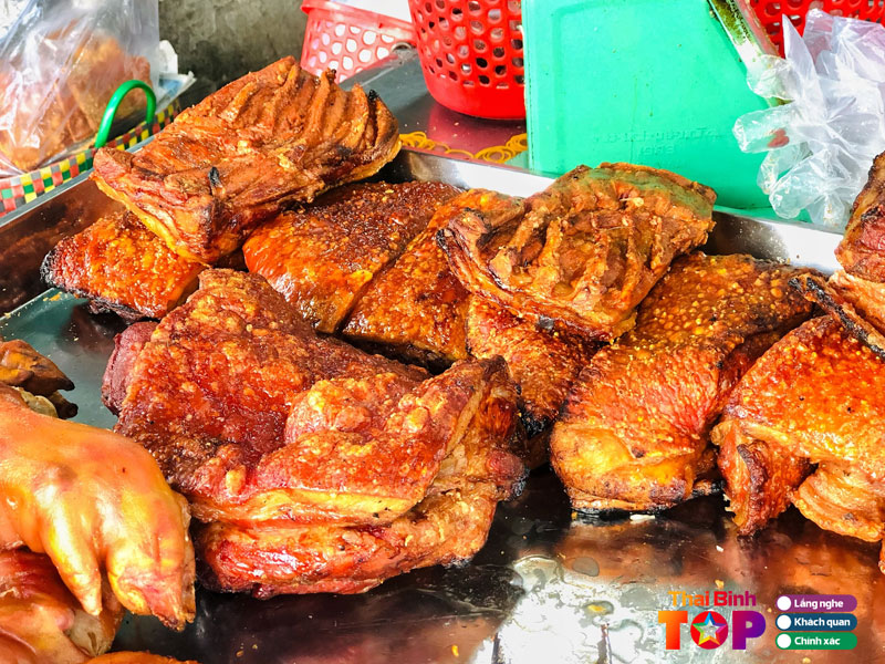 Mot-so-tieu-chi-khi-chon-quan-heo-quay-de-mua-thaibinhtoplist